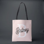 Modernes Personalisiertes Monogramm und Name Paste<br><div class="desc">Die moderne Personalisierte Monogram und Name Pastel Pink Tote Tasche, ein stilvolles und funktionelles Accessoire für den Alltag oder als nachdenkliches Geschenk. Diese Tasche ist in einem zeitgemäßen Design in sanftem Pastellrosa personalisiert, mit Ihrem Monogramm und Namen für eine individuelle Touch. Ideal, um das Wesentliche zum Arbeiten, zur Schule oder...</div>