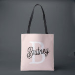 Modernes Personalisiertes Monogramm und Name Paste<br><div class="desc">Die moderne Personalisierte Monogram und Name Pastel Pink Tote Tasche, ein stilvolles und funktionelles Accessoire für den Alltag oder als nachdenkliches Geschenk. Diese Tasche ist in einem zeitgemäßen Design in sanftem Pastellrosa personalisiert, mit Ihrem Monogramm und Namen für eine individuelle Touch. Ideal, um das Wesentliche zum Arbeiten, zur Schule oder...</div>