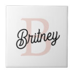 Modernes Personalisiertes Monogramm und Name Paste Fliese<br><div class="desc">Die moderne Personalisierte Monogram und Name Pastel Pink Keramik Tile, eine elegante und anpassbare Ergänzung zu Ihrem Dekor. Diese Kachel ist in einem weichen Pastellrosa-Design personalisiert mit Ihrem Monogramm und Namen, was sie zu einer einzigartigen und stilvollen Touch für jeden Raum macht. Ideal für den dekorativen Akzent in Küchen, Badezimmern...</div>