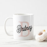 Modernes Personalisiertes Monogramm und Name Paste Kaffeetasse<br><div class="desc">Die moderne Personalisierte Monogram und Name Pastel Pink Kaffeemaschine Tasse, eine köstliche Ergänzung zu Ihrer Morgenroutine oder ein nachdenkliches Geschenk für jemanden Besonderes. Diese Kaffeemaschine zeichnet sich durch ein modernes Design in sanftem Pastellrosa aus, personalisiert mit Ihrem Monogramm und Namen für eine individuelle Touch. Ideal, um Ihre Lieblingsgetränke auf der...</div>