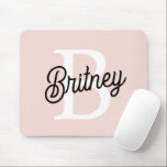 Modernes Personalisiertes Monogramm und Name Paste Mousepad<br><div class="desc">Das moderne Personalisierte Monogramm und Name Pastel Pink Mouse Pad, eine elegante und funktionelle Ergänzung zu Ihrem Arbeitsbereich. Dieses Mousepad zeichnet sich durch ein zeitgemäßes Design in sanftem Pastellrosa aus, personalisiert mit Ihrem Monogramm und Namen. Ideal, um Ihrem Schreibtisch eine Touch Eleganz zu verleihen, kombiniert es Stil mit praktischer Eleganz....</div>