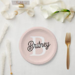 Modernes Personalisiertes Monogramm und Name Paste Pappteller<br><div class="desc">Mit unseren modernen Personalisierten Monogram und Name Pastel Pink Paper Tellern, eine stilvolle Wahl für Ihr Party oder Ihre Veranstaltung. Diese Teller zeichnen sich durch ein zeitgenössisches Design in weichem Pastellrosa aus, personalisiert mit Ihrem Monogramm und Namen für eine individuelle Touch. Sie sind perfekt für Hochzeitsessen, Geburtstage, Babyduschen oder jeden...</div>