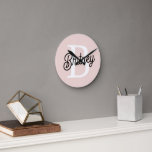 Modernes Personalisiertes Monogramm und Name Paste Runde Wanduhr<br><div class="desc">Die moderne Personalisierte Monogram und Name Pastel Pink Uhr, eine stilvolle Ergänzung zu Ihrer Wohngestaltung. Diese Uhr besticht durch ein zeitgemäßes Design in sanftem Pastellrosa, personalisiert mit Ihrem Monogramm und Namen für eine einzigartige Touch. Ideal, um jedem Zimmer eine personalisierte Touch hinzuzufügen, sei es im Wohnzimmer, im Schlafzimmer oder im...</div>