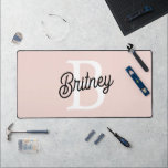 Modernes Personalisiertes Monogramm und Name Paste Schreibtischunterlage<br><div class="desc">Die moderne Personalisierte Monogram und Name Pastel Pink Desk Mat, eine stilvolle und praktische Ergänzung zu Ihrem Arbeitsbereich. Diese Schreibtischmatte zeichnet sich durch ein zeitgemäßes Design in sanftem Pastellrosa aus, personalisiert mit Ihrem Monogramm und Namen für eine einzigartige Touch. Ideal zum Schutz Ihres Schreibtisches, um Ihrem Büro- oder Businessdekor einen...</div>