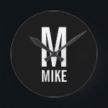 Modernes Personalisiertes Monogramm und Name Runde Wanduhr<br><div class="desc">Modernes Schwarz-Weiß-Monogramm-Design mit personalisiertem Monogramm und Name im modernen fett-serf-Schriftart-Stil.

Einzigartiges Geschenk für Vater,  Ehemann,  Großeltern und mehr.
Auch perfekt als moderne Loft/minimalistische Wohngestaltung Accessoires,  Geburtstagsgeschenk,  Feriengeschenk,  Familiengeschenk,  Wiedersehen-Geschenk,  Hauswärmeschenk und Geschenk für jeden besondere Anlässe.</div>