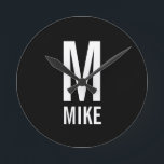 Modernes Personalisiertes Monogramm und Name Runde Wanduhr<br><div class="desc">Modernes Schwarz-Weiß-Monogramm-Design mit personalisiertem Monogramm und Name im modernen fett-serf-Schriftart-Stil.

Einzigartiges Geschenk für Vater,  Ehemann,  Großeltern und mehr.
Auch perfekt als moderne Loft/minimalistische Wohngestaltung Accessoires,  Geburtstagsgeschenk,  Feriengeschenk,  Familiengeschenk,  Wiedersehen-Geschenk,  Hauswärmeschenk und Geschenk für jeden besondere Anlässe.</div>