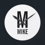 Modernes Personalisiertes Monogramm und Name Runde Wanduhr<br><div class="desc">Modernes Schwarz-Weiß-Monogramm-Design mit personalisiertem Monogramm und Namen im modernen fett formatierten Sans Serif Schriftart Stil. Einzigartiges Geschenk für Vater,  Ehemann,  Großeltern und mehr. Auch perfekt wie modernes Loft/minimalistisches Wohngestaltung Accessoires,  Geburtstagsgeschenk,  Feriengeschenk,  Familiengeschenk,  Wiedersehen,  Hauswärmeschenk und Geschenk für alle besondere Anlässe.</div>