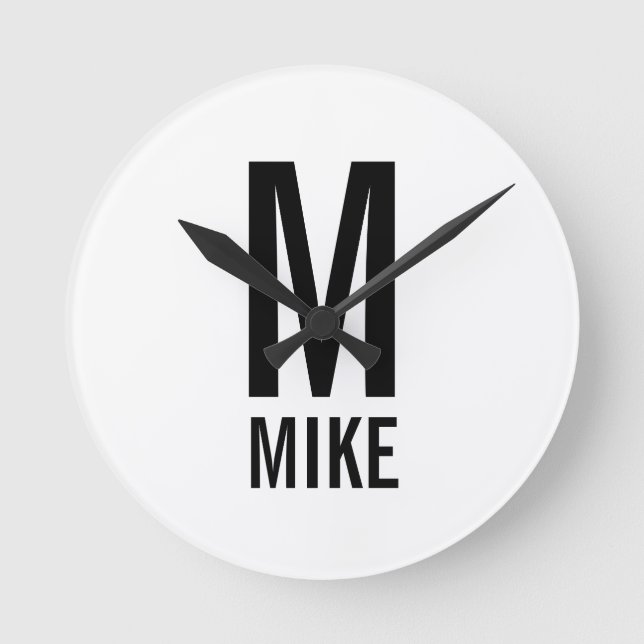 Modernes Personalisiertes Monogramm und Name Runde Wanduhr (Vorderseite)