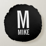 Modernes Personalisiertes Monogramm und Name Rundes Kissen<br><div class="desc">Modernes Schwarz-Weiß-Monogramm-Design mit personalisiertem Monogramm und Namen im modernen fett formatierten Sans Serif Schriftart Stil.
Einzigartiges Geschenk für Vater, Ehemann, Großeltern und mehr.
Auch perfekt wie modernes Loft/minimalistisches Wohngestaltung Accessoires, Geburtstagsgeschenk, Urlaubsgeschenk, Hauswärmespiele, Familiengeschenk Wiedersehen und Geschenk für alle besondere Anlässe.</div>