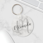 Modernes Personalisiertes Monogramm und Name Weiße Schlüsselanhänger<br><div class="desc">Personalisiertes Monogramm und Namensgeschenk mit personalisiertem Namen in grauem,  modernem Skript-Schriftart-Stil und Monogramm im hellgrauen modernen Script-Schriftart-Stil als Hintergrund auf weißem Marmor Hintergrund. Perfekt als Urlaubsgeschenk,  Familienfavoriten,  Dankeschön für Brautmädchen und Geschenk für alle besondere Anlass.</div>