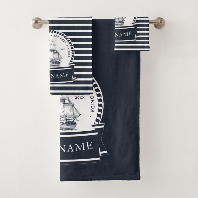 Modernes Personalisiertes Navy Blue Nautical Boat Badhandtuch Set (Insitu)