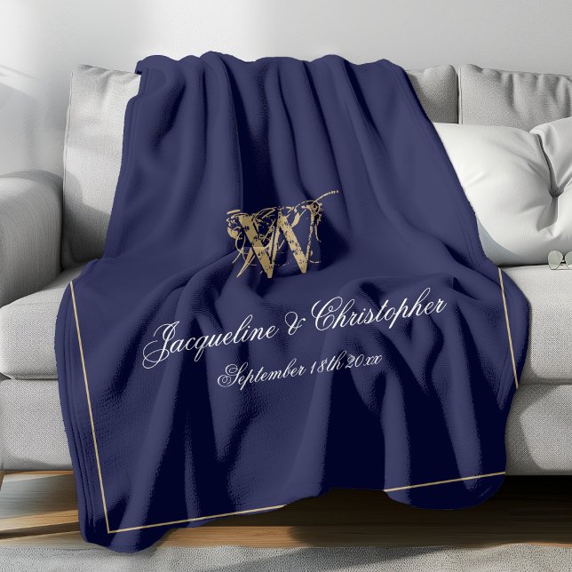 Modernes Personalisiertes, neu verheiratetes Keepa Fleecedecke (Elegant gold monogram with white font names and gold border against navy background fleece blanket.)