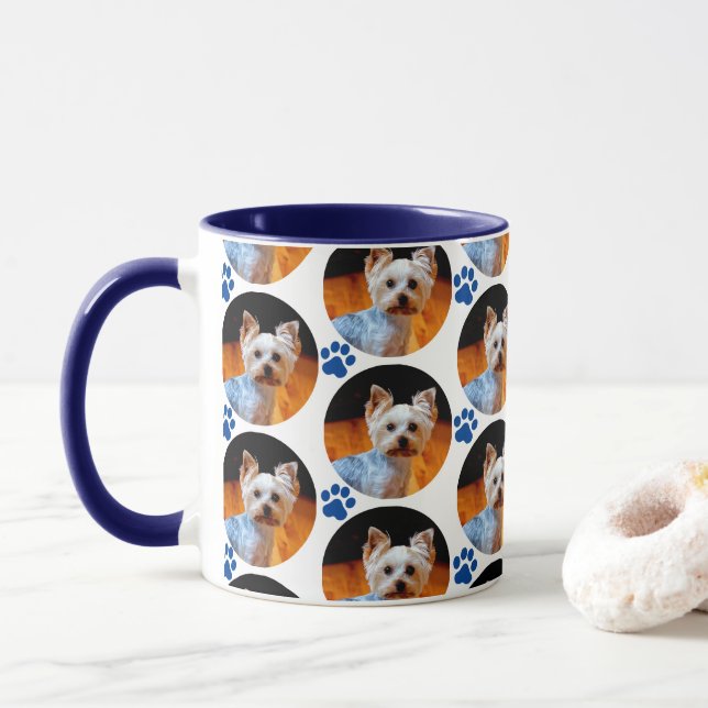 Modernes Pet Foto Blue Paw Print Pattern Tasse (Mit Donut)