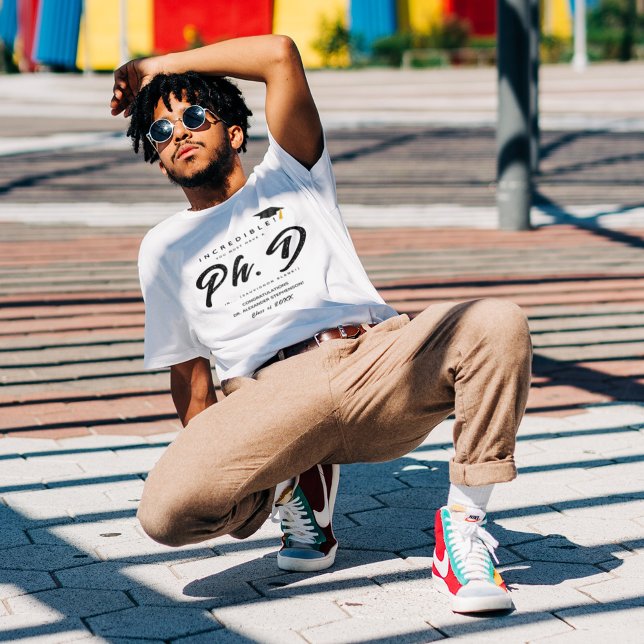 Modernes PhD Abschluss Script Congratulation Party T-Shirt (Von Creator hochgeladen)