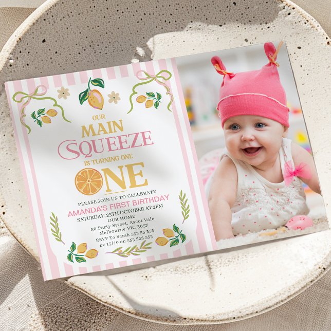 Modernes Pink Foto Lemon Hauptpresse 1. Geburtstag Einladung (Main Squeeze Whimsical Lemon 1st Birthday Invitation Template, Main Squeeze 1st Birthday Invite
)