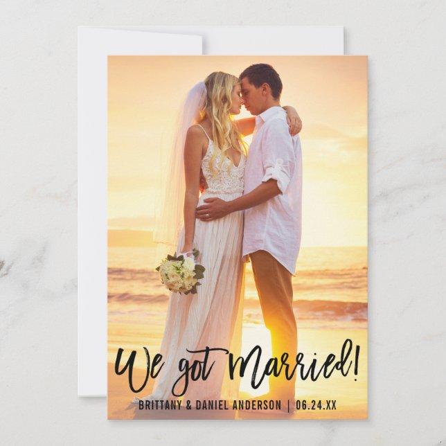 Modernes Pinsel Script Couple Foto Wir Got Verheir Ankündigung (Vorderseite)