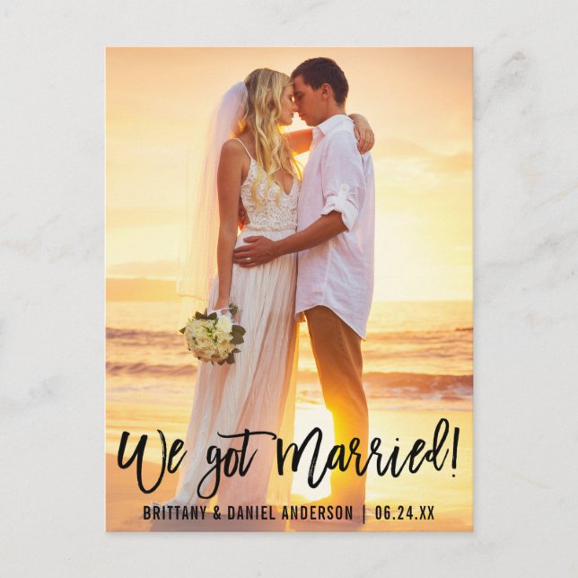 Modernes Pinsel Script Couple Foto Wir Got Verheir Postkarte (Vorderseite)