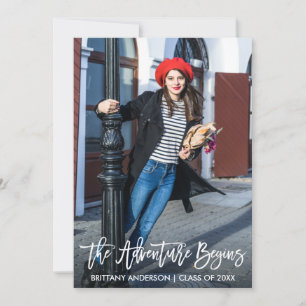 Modernes Pinselskript-Abschluss Abenteuer beginnt Ankündigung