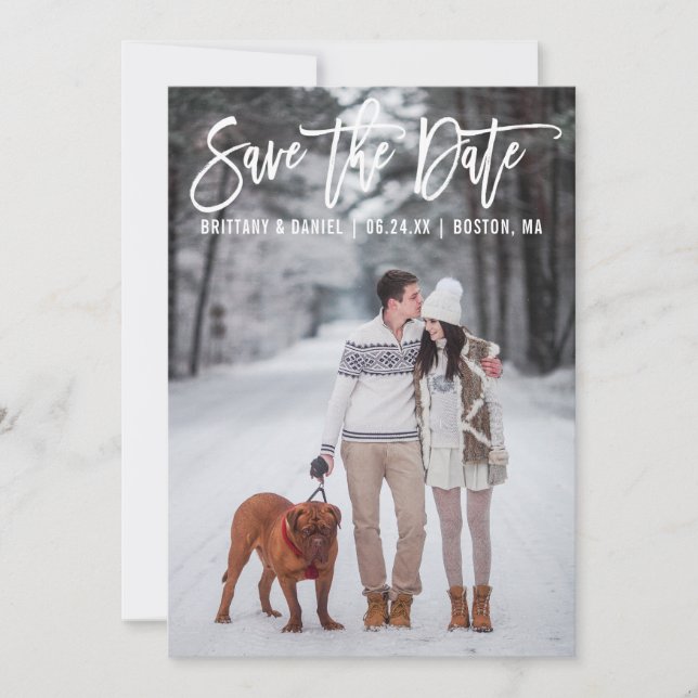 Modernes Pinselskript Couple Foto Save the Date (Vorderseite)
