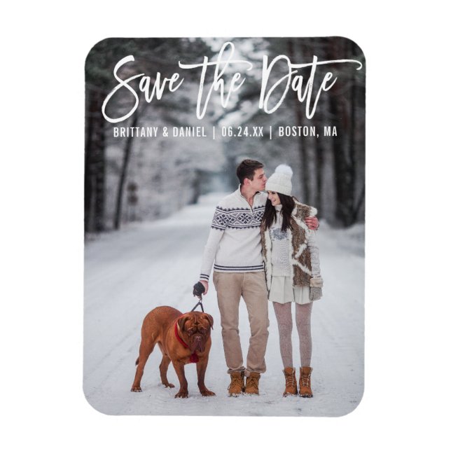 Modernes Pinselskript Couple Foto Save the Date Magnet (Vertikal)