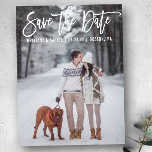 Modernes Pinselskript Couple Foto Save the Date Postkarte