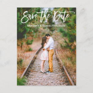 Modernes Pinselskript Couple Foto Save the Date Postkarte