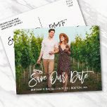 Modernes Pinselskript Rette unser Date Couple Foto Postkarte<br><div class="desc">Modernes Pinselskript Rettete Unsere Date Verlobung Couple Foto Postcard - Weiße Schrift</div>