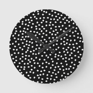 Modernes Random Polka Dot Muster Schwarz-Weiß Runde Wanduhr