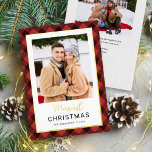Modernes Red Buffalo Kariertes Weihnachtsfest Foto Folien Feiertagskarte<br><div class="desc">Moderne und festliche karierte Foto-Urlaubskarte bietet ein beliebtes vertikales Foto gerahmt durch einen Rand und Akzente von echter Goldfolie und handbemalten Aquarell rot und schwarz Büffel kariert Karo gemusterten Hintergrund. Personalisieren Sie den "Einfachsten Weihnachtstext" mit Ihrem bevorzugten Wortlaut, Familiennamen und dem Jahr. Auf der Kartenrückseite befindet sich ein zusätzliches horizontales...</div>