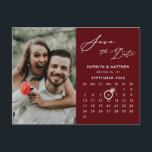 Modernes Red Elegant Script-Foto Save the Date Ankündigungspostkarte<br><div class="desc">Modern Maroon Red | Burgund Elegantes Script "Save the Date" Ankündigung Postcard mit Custom Calendar mit einem schönen Foto. Lass deiner Familie, Freunden und Kollegen, dass du mit dieser eleganten Karte ein Set für deine Hochzeitsfeier hast. Um den Ring Marker zu verschieben > klicken Sie auf blau "Personalisieren" > klicken...</div>