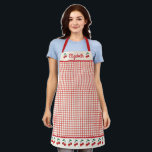 Modernes Red Gingham Cherry Pattern Backen Schürze<br><div class="desc">Ein eleganter personalisierter Gingham mit Kirschen schmückt diese Backform-Schürze. Personalisieren Sie es mit Ihrem Namen. Macht einem Freund ein niedliches Geschenk. Gut zum Geburtstag,  Valentinstag,  etc. Entworfen für Sie von BlackBerry Boulevard.</div>