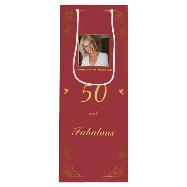 Modernes Red Gold 50 fabelhaftes Birthday Foto Geschenktüte Für Weinflaschen (Vorderseite)