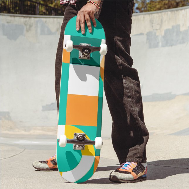 Modernes Regenbogenfarbiges geometrisches Muster Skateboard (Von Creator hochgeladen)