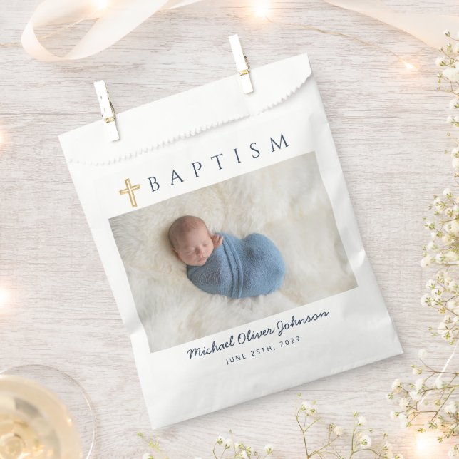 Modernes Religiöses Cross Boy Baptism Foto Geschenktütchen (Ausgeschnitten)