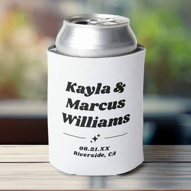 Modernes Retro Cool Fun Wedding Names Gastgeschenk Dosenkühler (A white beverage can cooler featuring custom names and date location in retro sparkly typography)