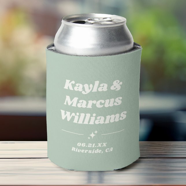Modernes Retro Cool Fun Wedding Names Gastgeschenk Dosenkühler (A dusty sage green can cooler featuring custom names and date location in retro sparkly typography)