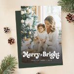 Modernes Retro Foto Weihnachten<br><div class="desc">Diese moderne Retro Simple Foto Weihnachtskarte bietet ein gepflegtes und raffiniertes Design mit einem kompletten Foto und großer Retro-Schrift-Typografie "Merry   Bright". Der lässige Retro-Stil fügt sich mühelos in die natürliche Umgebung ein und eignet sich somit hervorragend für Familien,  die einen zeitlosen Urlaub verbringen möchten.</div>