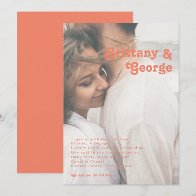 Modernes Retro | Korallenverheiratete Fotos Einladung (Vorne/Hinten)