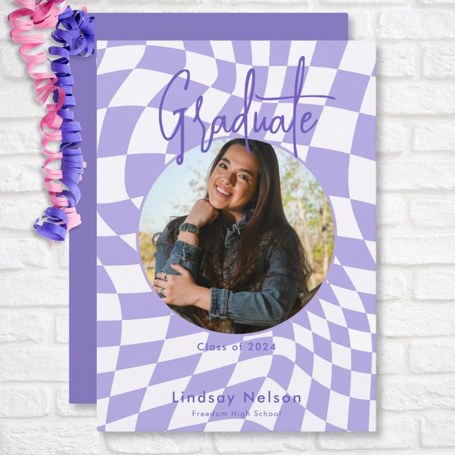 Modernes Retro Lila & White Karo Foto Abschluss Einladung (Modern Retro Purple & White Check Photo Graduation Invitation)