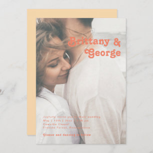 Modernes Retro   Orangefarbenes Lässiges Foto Hoch Einladung