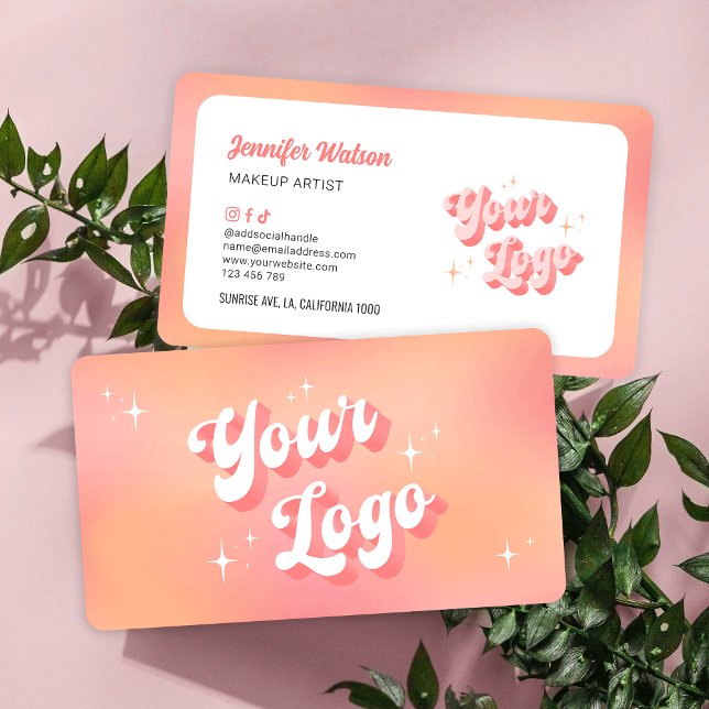 Modernes Retro Peach Makeup Artist Beauty Salon Lo Visitenkarte (Modern groovy business cards, featuring nostalgic fonts and pastel hues)