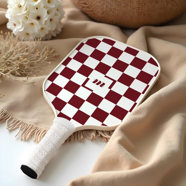 Modernes Retro-Prüfmuster mit benutzerdefiniertem, Pickleball Schläger (Modern Retro Chequered Pattern Custom Monogram Red Pickleball Paddle)