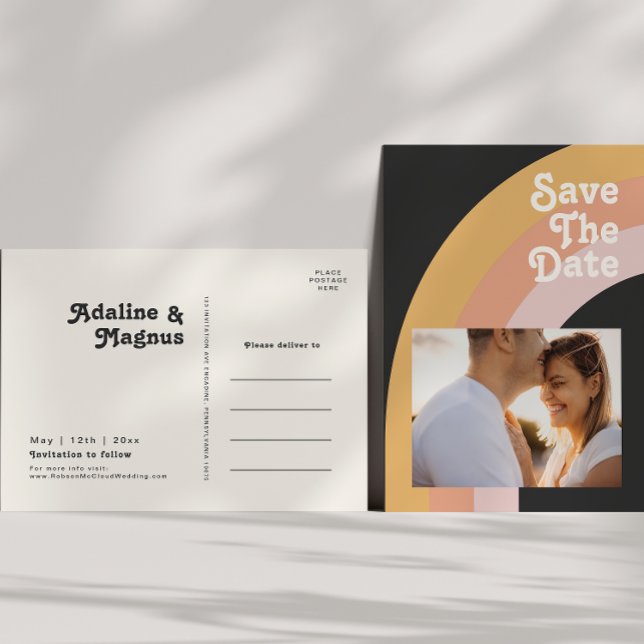 Modernes Retro-Rainbow-Dunkles Foto der 70er Jahre Einladungspostkarte (Von Creator hochgeladen)