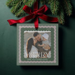 Modernes Retro-Wavy-Foto der Mercedes-Benz-Familie Ornament Aus Glas<br><div class="desc">Das moderne Retro-Wavy-Foto-Glas-Foto-Dekor mit freundlicher und familiärer Atmosphäre ergänzt Ihre Urlaubsstimmung. Dieses Dekor besticht durch ein elegantes, grünes und rosa Design, das moderne Eleganz mit Retro-Charme verbindet. Das minimalistische Design wird durch einen eleganten, wavy rosa Rahmen ergänzt, der diesem festlichen Sake eine Touch Eleganz verleiht. Personalisieren Sie Ihr Ornament mit...</div>