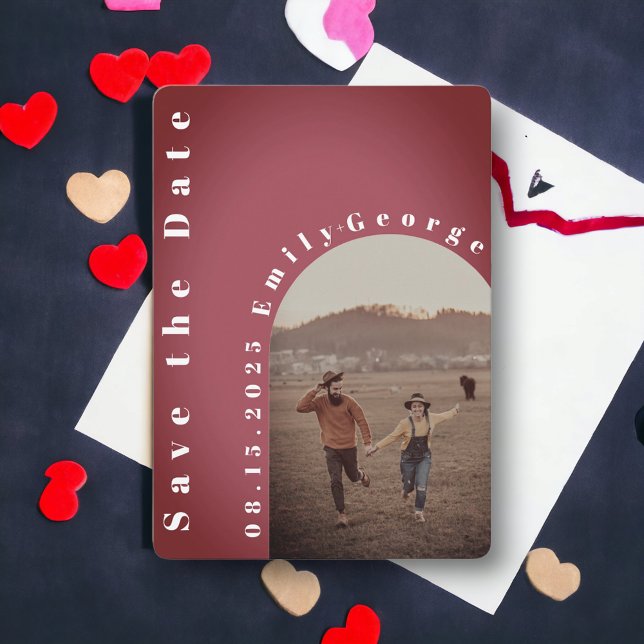 Modernes romantisches Couple Burgundy Arch Foto Ho Save The Date (Von Creator hochgeladen)