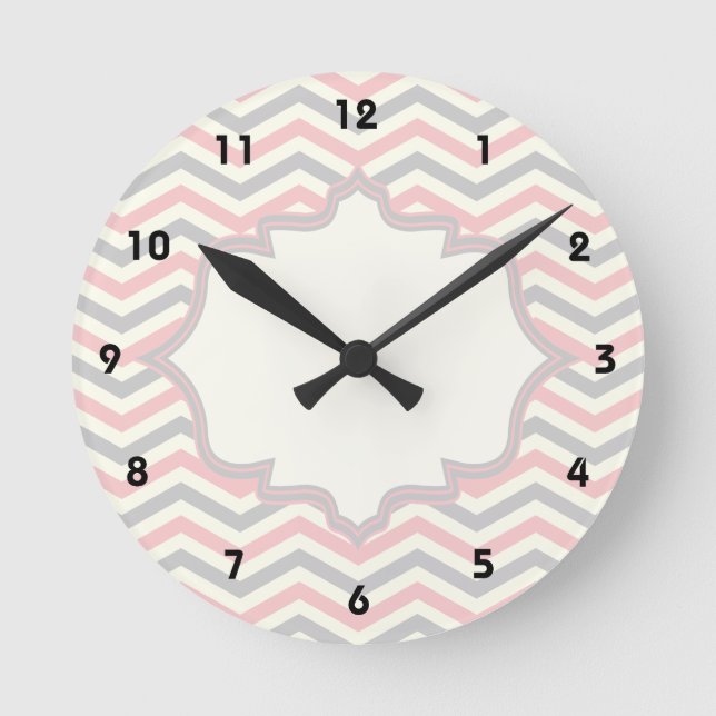 Modernes rosa, grau, Zickzack Mustergewohnheit des Runde Wanduhr (Vorderseite)