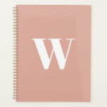 Modernes, rosa rosa Monogramm-Anfangsbuchstaben Planer<br><div class="desc">Moderne monogramm staubige rosa und weiß benutzerdefinierte Anfangsbuchstaben oder Zahl minimalistisch einfache elegante personalisierte Planer. Benutzerdefinierter weißer Text auf staubrosafarbenem,  schlichtem,  solidem Hintergrund.</div>