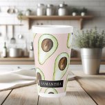 Modernes rosa und grünes Avocado-Muster mit Namen Milchtasse<br><div class="desc">Modernes rosa und grünes Avocado-Muster mit Namen</div>