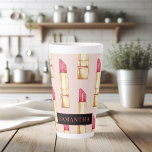 Modernes rosa und rotes Lipstick Muster Mädchen mi Milchtasse<br><div class="desc">Modernes rosa und rotes Lipstick Muster Mädchen mit Namen</div>