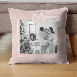 Modernes Rosa und Weiß | FOTO | Anfangszeiger Kissen<br><div class="desc">Dieses moderne,  in Rosa und Weiß gehaltene Foto strahlt ein Gefühl von Zusammengehörigkeit,  Liebe und zeitgenössischem Stil aus. Es fängt einen Moment der Freude und Einheit ein und zeigt die Schönheit der Familie und ihre harmonische Verbindung.</div>
